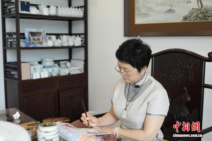 （文化中国行）粉彩瓷绘：方寸瓷器物 匠心续古香